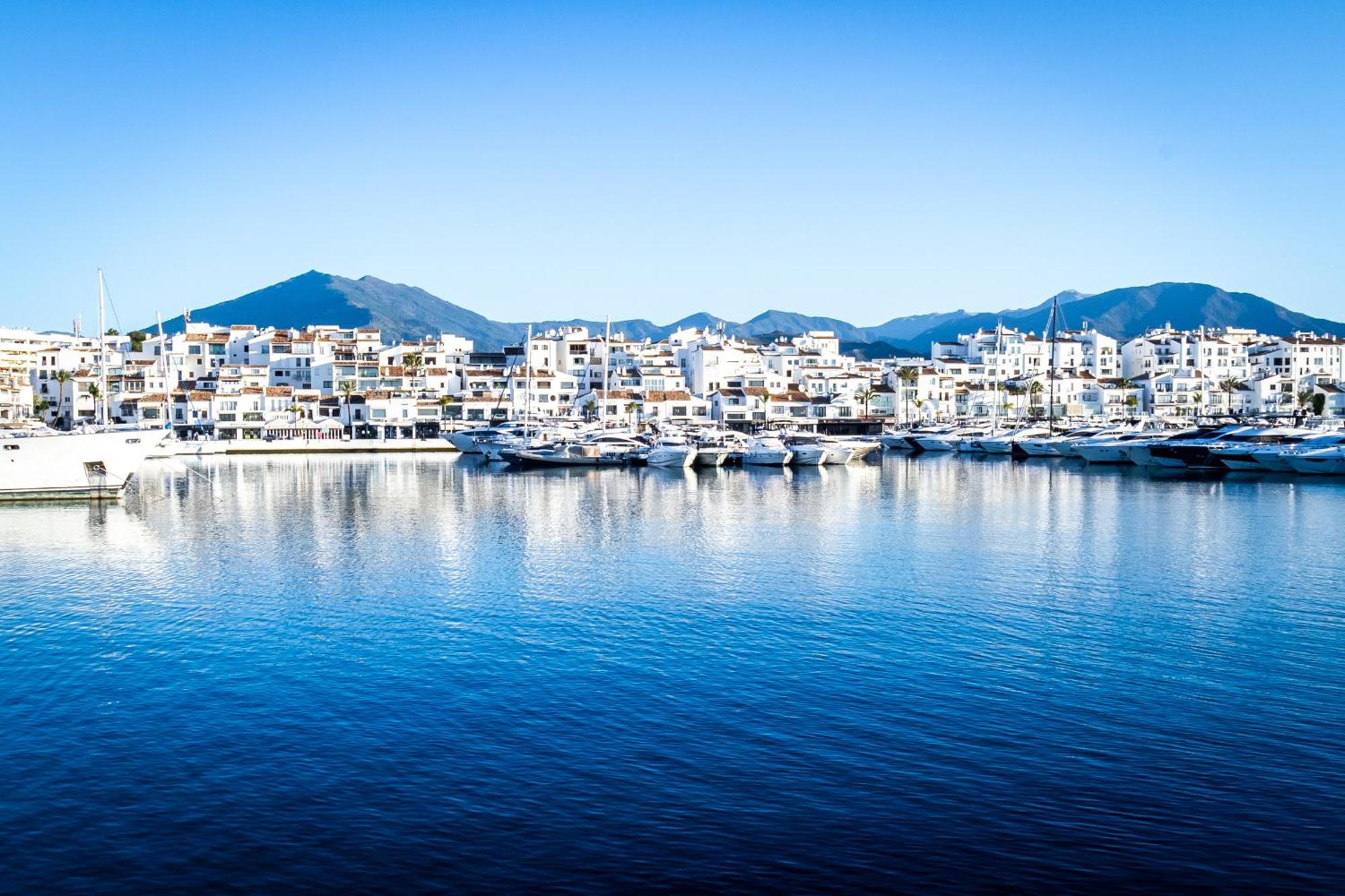 Marbella Banus Suites - Lily Playas Del Duque Banus Beach Apartment Exterior foto